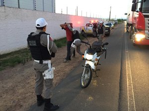 Operação caça condutores com licenciamento atrasado em Maceió e Arapiraca