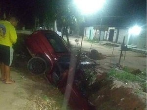 Condutor perde controle da direção e carro cai em valeta de Rio Largo