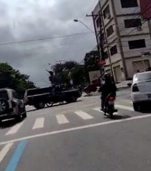 Motociclista colide com carro da Polícia Civil em cruzamento no Farol