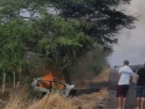 [Vídeo] Três pessoas morrem carbonizadas após colisão na BR-423, em Inhapi