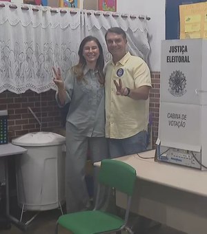 Flávio Bolsonaro vota com a esposa no Rio de Janeiro