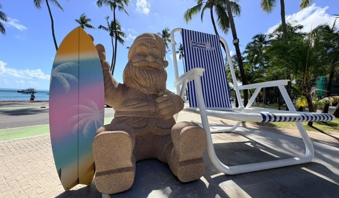 Prefeitura instala Papai Noel de 'areia' ao lado da Cadeira Gigante para Natal de Maceió
