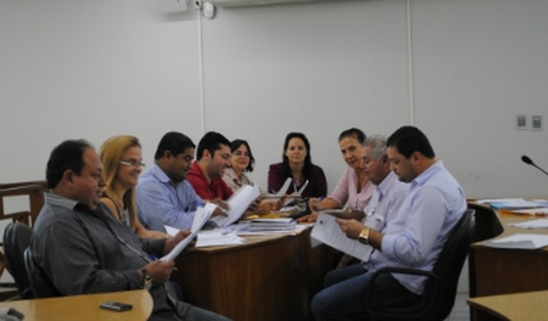 Vereadores discutem projetos antes de recesso