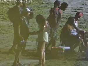 Videomonitoramento flagra trio que vendia drogas perto de bebê na Ponta Verde