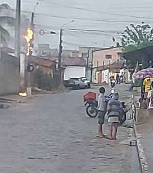 Poste pega fogo após ser atingido por raio, em Arapiraca