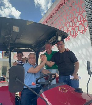 Cabo Bebeto e Alfredo Gaspar entregam trator agrícola a comunidade do sertão alagoano