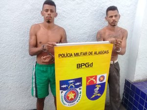 Irmãos são presos por tráfico e porte de arma na parte alta de Maceió
