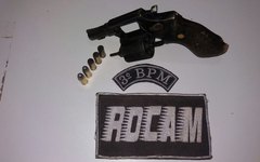 Revólver utilizado pelo garupa da moto roubada para atirar contar os pms