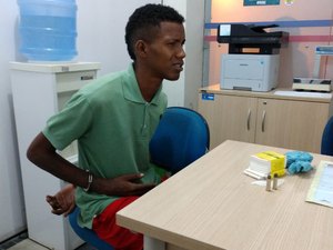 Homem usa carrinho de bebê da própria filha para transportar drogas e munição