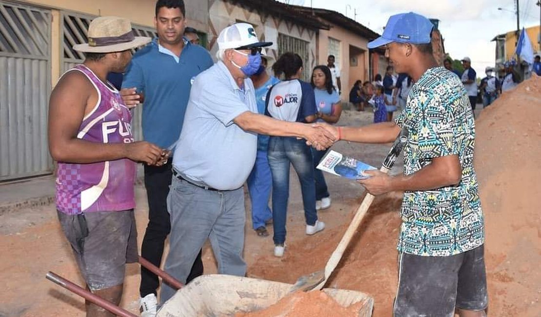 Sérgio Lira e Gabriel Vasconcelos visitam moradores de São Bento