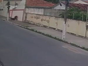 [Vídeo] Motociclista colide fortemente em muro de casa ao lado da Igreja de São José
