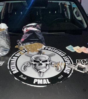 Operações da PM apreendem armas, drogas e recuperam moto roubada em bairros de Maceió