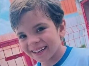 Criança autista de seis anos desaparece após correr em direção a mata no Benedito Bentes