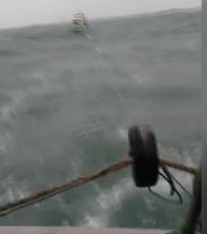 Homem consegue sinal de celular após 4 dias no mar e é resgatado