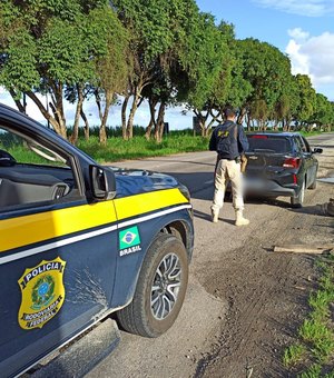 PRF recupera veículo roubado e prende homem por receptação em Maceió