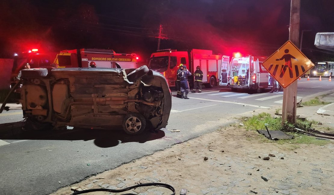 Duas pessoas morrem após carro colidir contra poste na AL-101 Norte, em Maceió