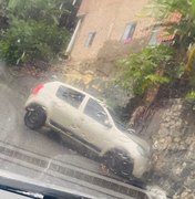 Motorista perde controle e bate com carro na ladeira da Moenda