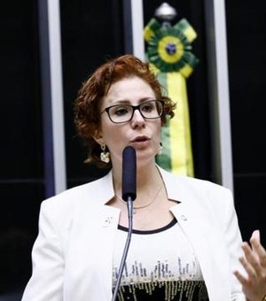 'Eu ponho minha mão no fogo pelo Bolsonaro', afirma Carla Zambelli