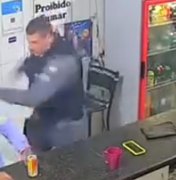 Policial invade bar e agride homem que teria batido na mãe: 'É isso que merece'