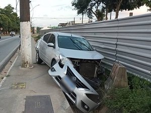 Motorista abandona carro na Durval de Góes Monteiro após colisão