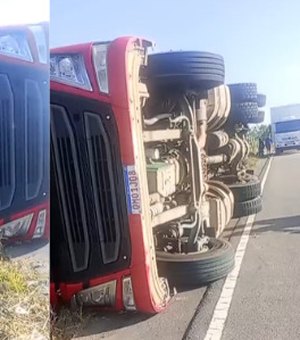 Caminhão com gado tomba após desviar de motociclista em Olho d’Água Grande