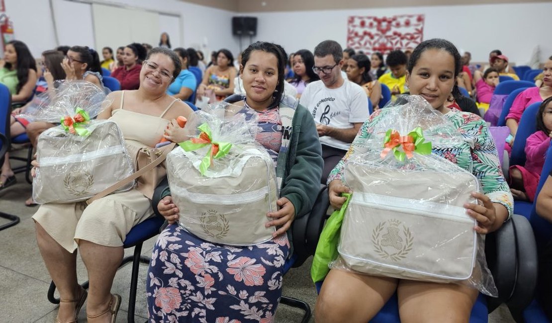 Prefeitura realiza a 1ª entrega de enxovais do projeto “Mãe Arapiraquense” de 2025