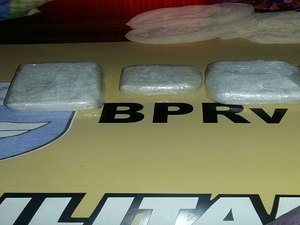 Ônibus se envolve em acidente e polícia encontra cocaina com passageira