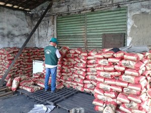 Fiscais do IMA interditam e autuam distribuidora de carvão em Arapiraca