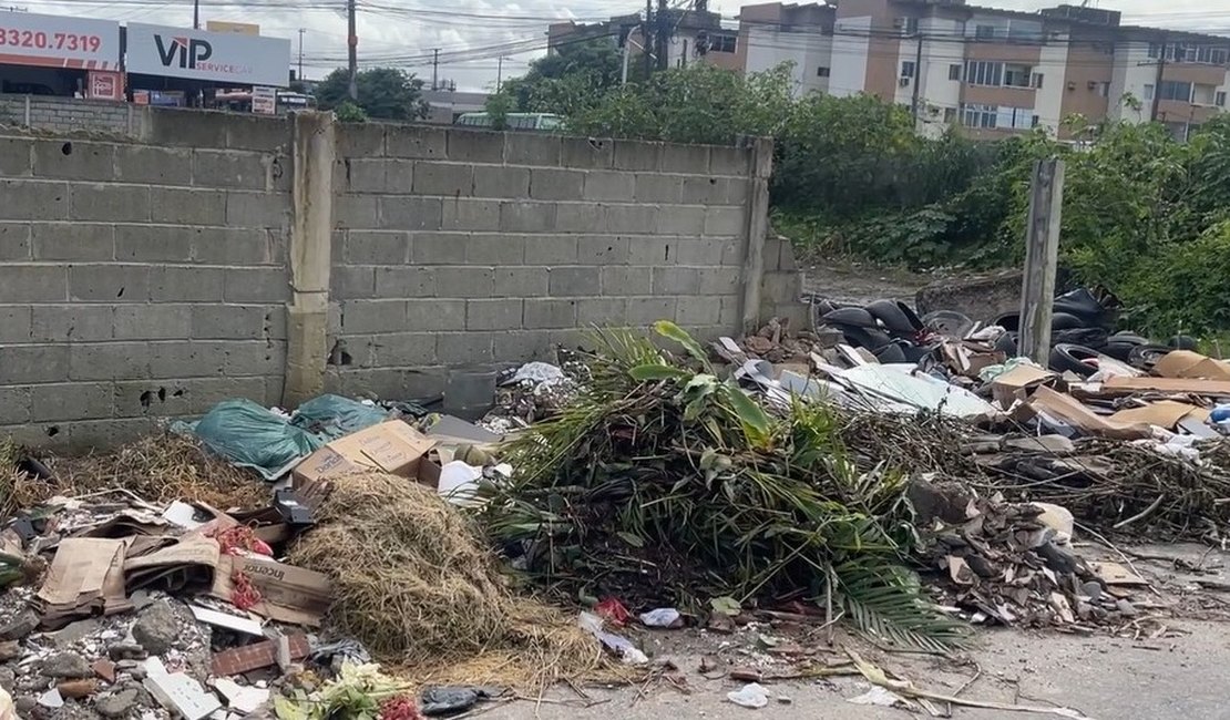 [Vídeo] Descarte irregular de lixo próximo a creche preocupa moradores do Feitosa