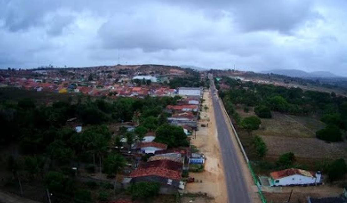 Criminosos invadem fazenda e mantém família presa no banheiro; celulares e moto foram roubados