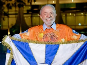 Carnavalesco fala sobre fezes em carro de escola que homenageou Lula