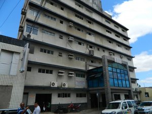 Funcionários denunciam salários atrasados