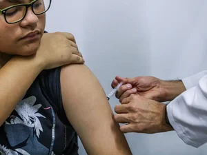 Jovens de 15 a 19 anos podem se vacinar contra HPV até junho de 2026