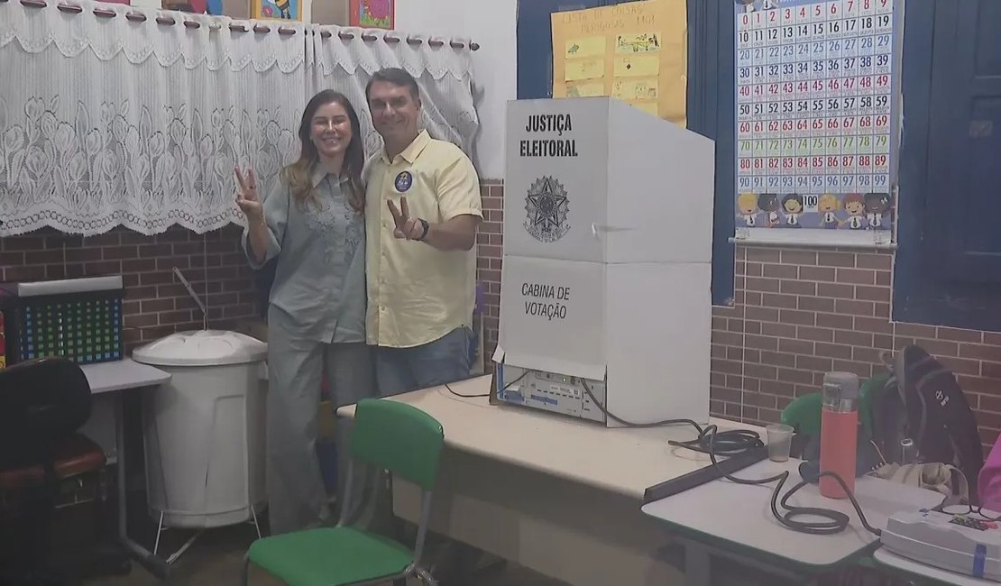 Flávio Bolsonaro vota com a esposa no Rio de Janeiro