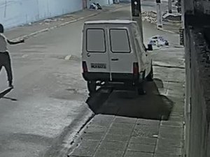 Homem é flagrado jogando pedras em carros na parte alta de Maceió
