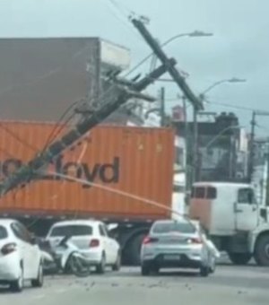 Carreta arrasta fiação e provoca tombamento de poste na Praça Sinimbu, em Maceió