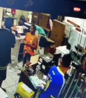 [Vídeo] Circuito de segurança flagra dupla assaltando loja no Centro de Porto Calvo