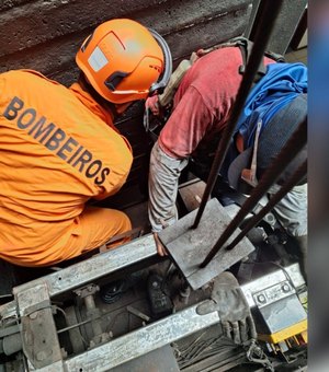 Trabalhador tem pé prensado por elevador durante serviço na Ponta Verde