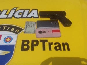 Populares percebem arma falsa e detêm suspeito de assalto em Maceió