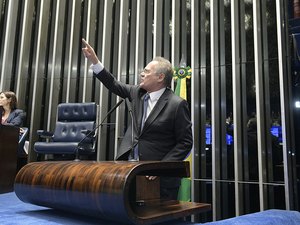 Renan aguarda erro do governo federal para buscar protagonismo