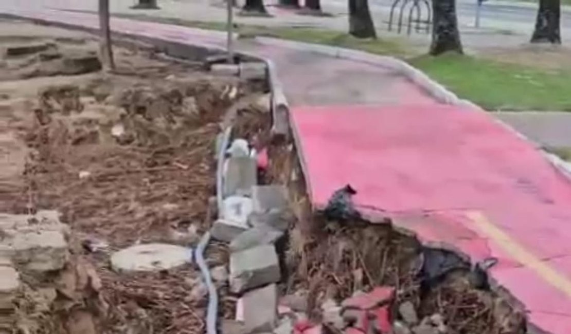 Chuvas causam destruição na ciclovia da orla de Ponta Verde em Maceió