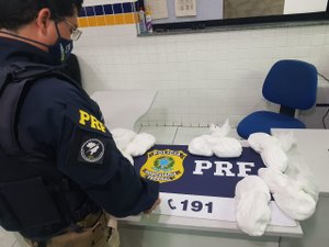 PRF prende dois traficantes com 9 kg de cocaína, no Sertão de Alagoas