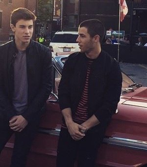 Suposto ?namoro? entre Nick Jonas e Shawn Mendes causa reboliço nas redes sociais