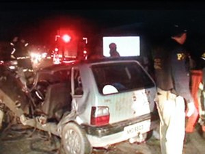 Colisão entre carro e caminhão guincho deixa cinco feridos na BR-316