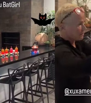 [Vídeo] Xuxa viraliza ao mostrar vídeo alimentando morcegos no jardim de casa