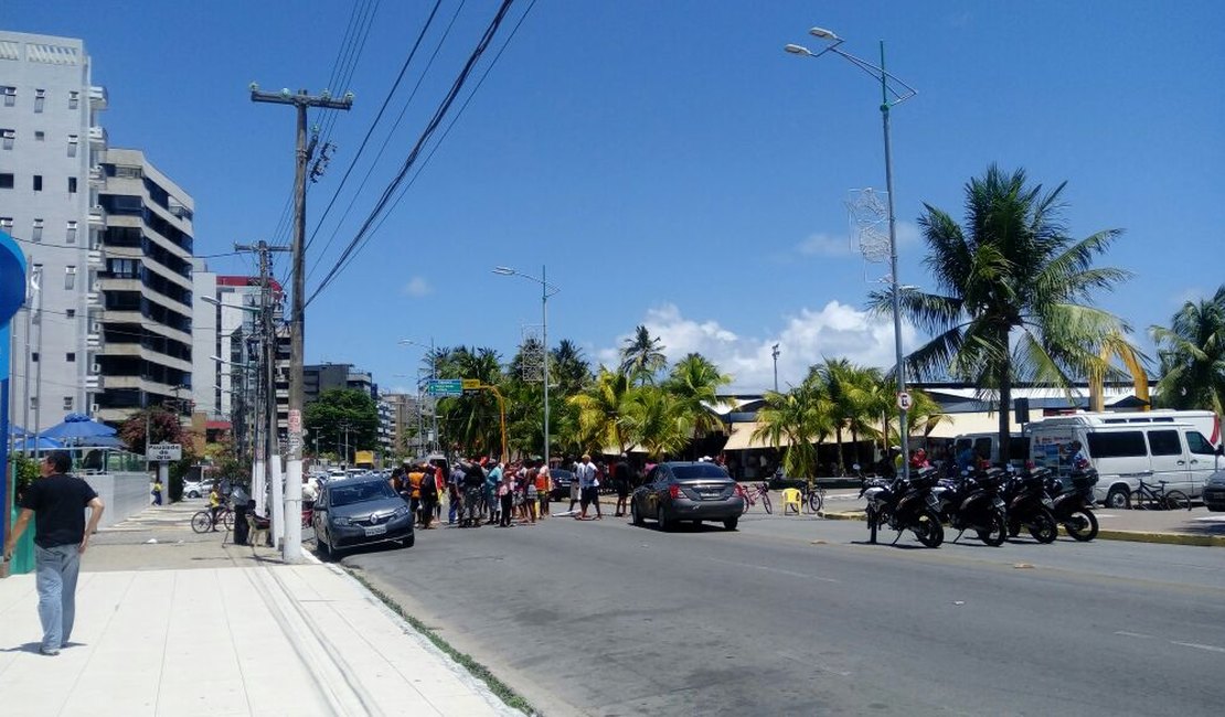Ambulantes bloqueiam avenida na orla em protesto contra proibição de venda de produtos