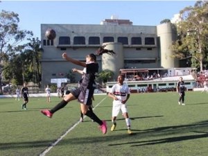 Time feminino conquista título contra garotos. Pais dos meninos não aceitam