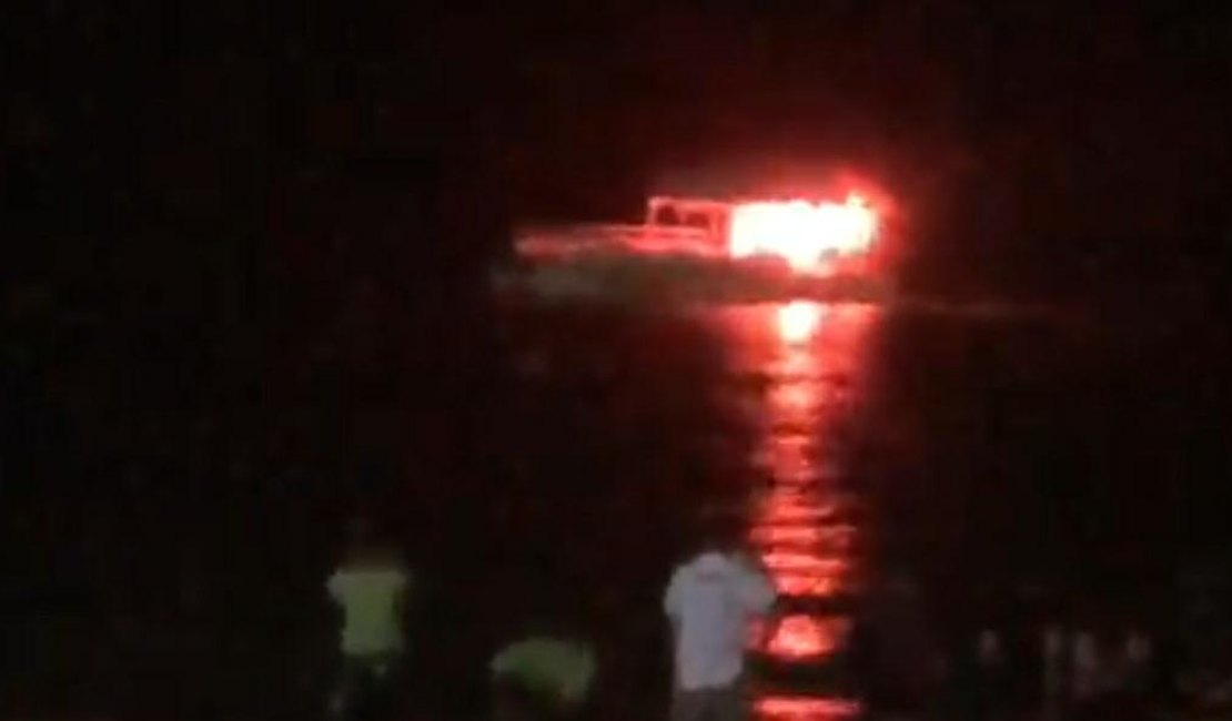 Catamarã de famoso bar pega fogo na praia de Ponta Verde