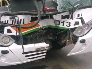 Colisão entre motocicleta e ônibus deixa homem morto e adolescente em estado grave