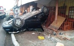 Veículo invade loja após colisão em Maceió